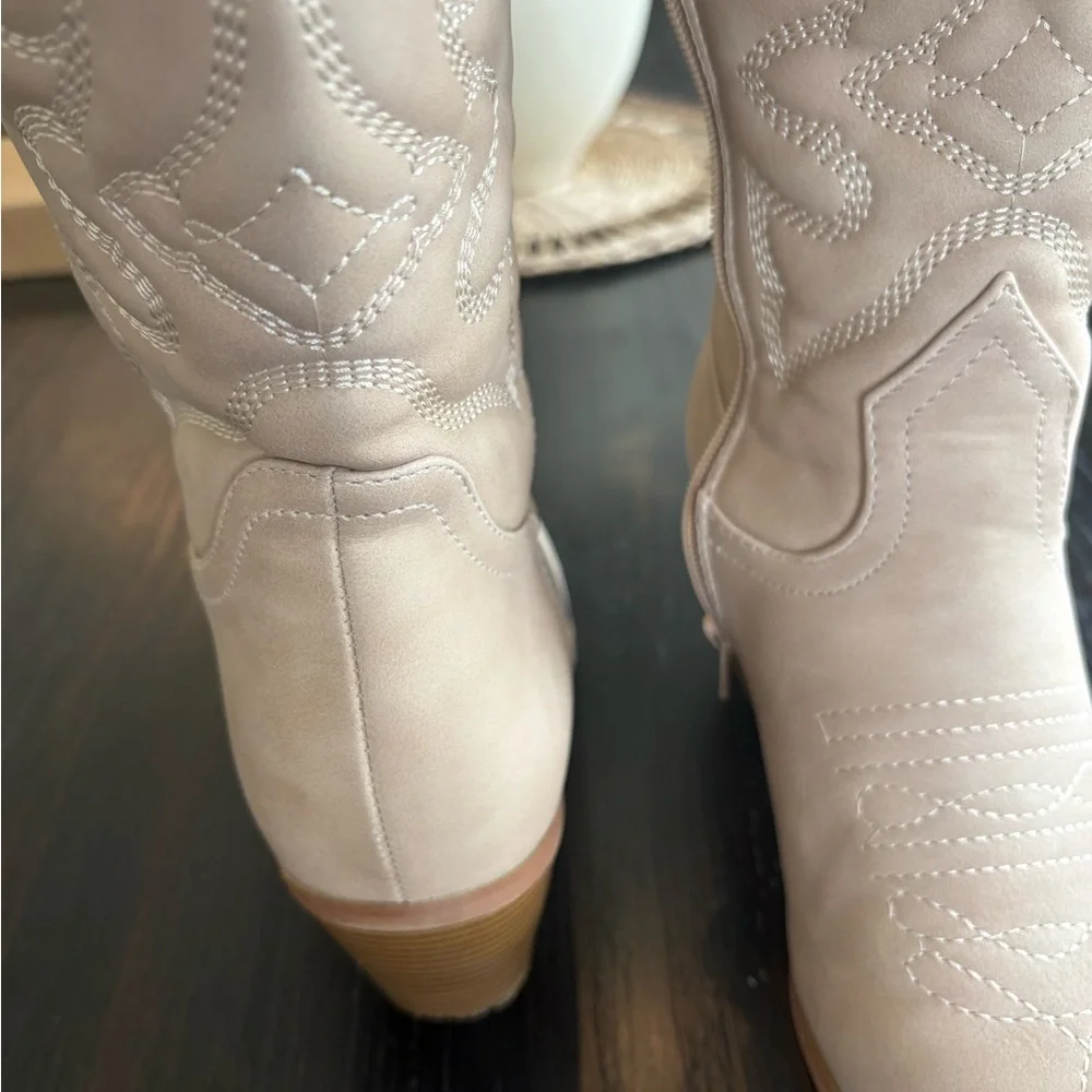 Women’s Cream Western Embroidered Cowboy Boots - Picture 5 of 5